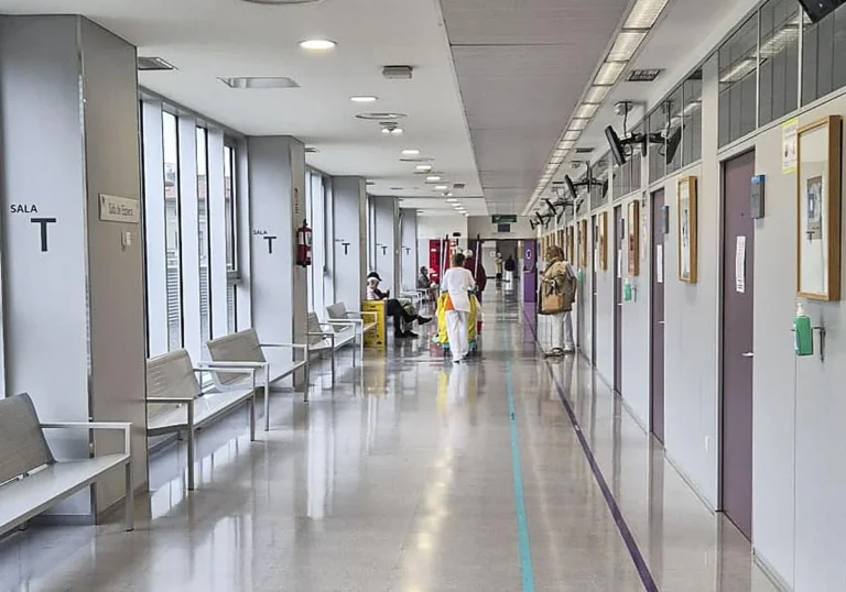 EL 35% DE LOS MÉDICOS CÁNTABROS SECUNDAN LA HUELGA CONVOCADA DESDE HOY HASTA EL VIERNES Y PARALIZA LOS QUIRÓFANOS Y SUSPENDE NUMEROSAS CITAS EN LOS HOSPITALES Y CENTROS DE SALUD