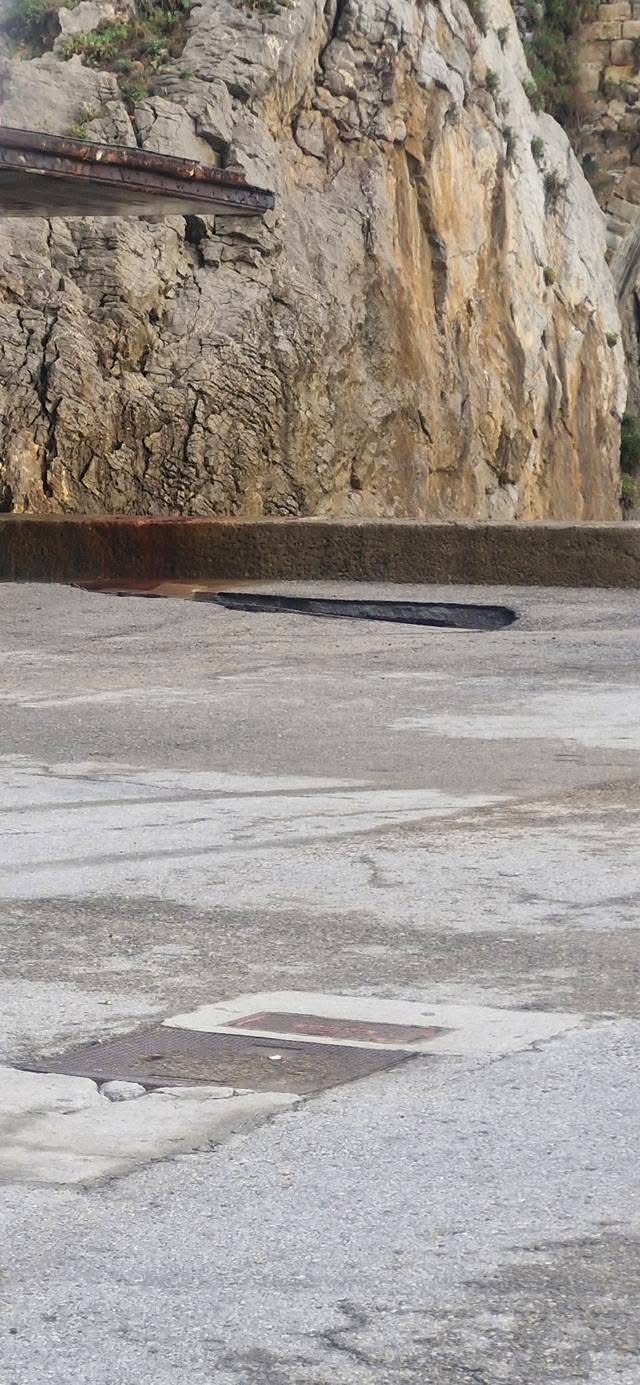 SOCAVÓN EN EL PUERTO DE CASTRO URDIALES JUNTO A LA PISCINA DEL PUENTE MEDIEVAL