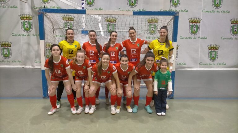 JUANMA PACHECO, ENTRENADOR DEL MIOÑO FÚTBOL SALA FEMENINO, CELEBRA LOS 19 PUNTOS OBTENIDOS EN LA PRIMERA VUELTA QUE LES ACERCAN AL OBJETIVO DE LA PERMANENCIA EN SEGUNDA DIVISIÓN NACIONAL